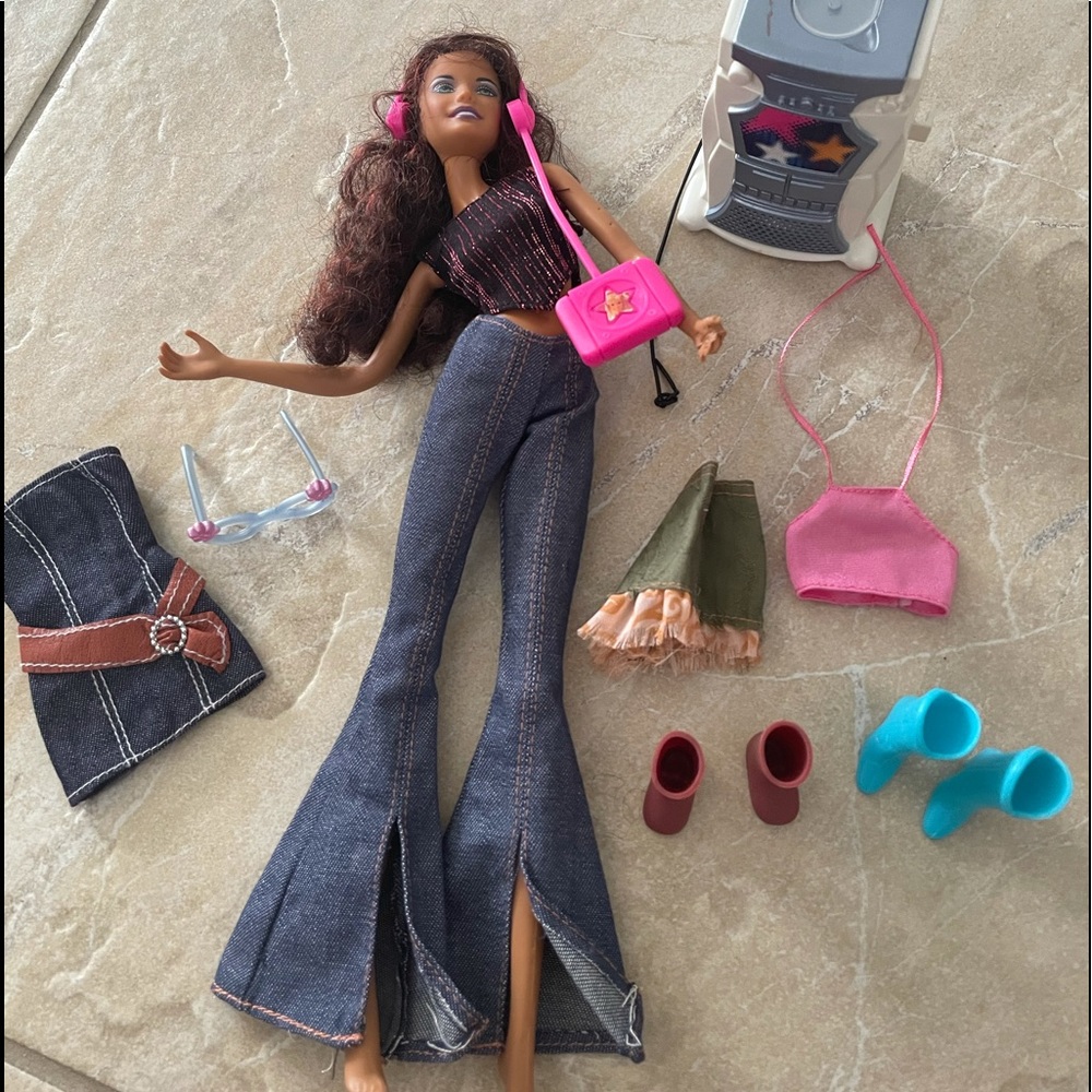 2004 American Idol Barbie,Brunette Curly Hair Flex Barbie Doll. Skirt,2 Pr Boots
